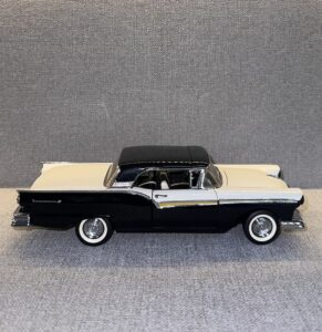 1957 Ford Fairlane Skyliner 500 Two-tone Black:White.16 heic