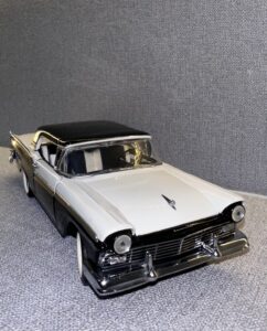 1957 Ford Fairlane Skyliner 500 Two-tone Black:White.17 heic