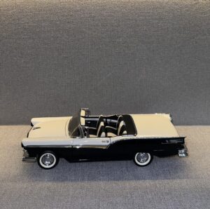 1957 Ford Fairlane Skyliner 500 Two-tone Black:White.2 heic