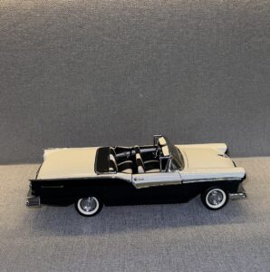 1957 Ford Fairlane Skyliner 500 Two-tone Black:White.4 heic