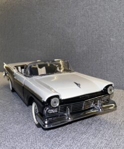 1957 Ford Fairlane Skyliner 500 Two-tone Black:White.5 heic