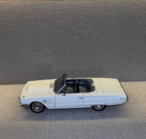 1965 Ford Thunderbird light Blue.2 heic