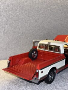 1972 Chevrolet Cheyenne Red & White (non original box).10 HEIC