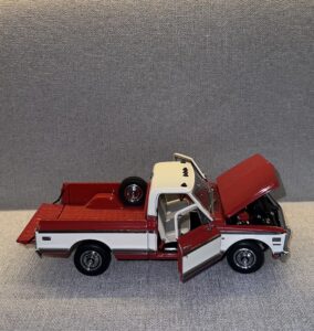 1972 Chevrolet Cheyenne Red & White (non original box).11 heic