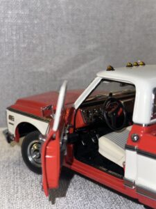 1972 Chevrolet Cheyenne Red & White (non original box).5 HEIC