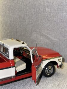 1972 Chevrolet Cheyenne Red & White (non original box).7 HEIC