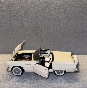 1956 Ford Thunderbird Cream.11 heic