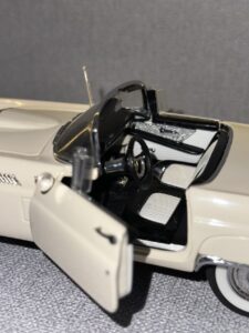1956 Ford Thunderbird Cream.7 HEIC