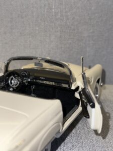1956 Ford Thunderbird Cream.8 HEIC