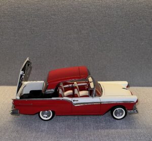 1957 FORD SKYLINER Convertible Red (used).12 heic