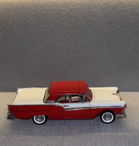 1957 FORD SKYLINER Convertible Red (used).13 heic