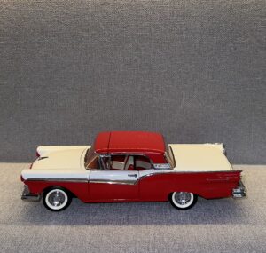 1957 FORD SKYLINER Convertible Red (used).14 heic