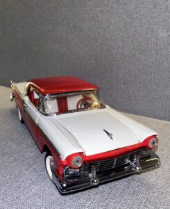 1957 FORD SKYLINER Convertible Red (used).15 heic