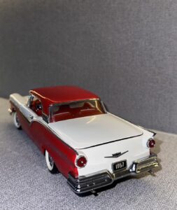 1957 FORD SKYLINER Convertible Red (used).16 heic