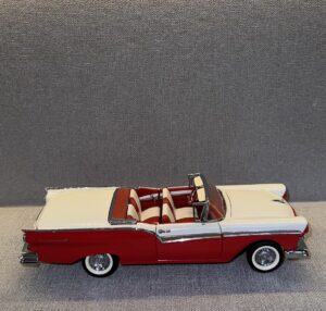 1957 FORD SKYLINER Convertible Red (used).4 heic