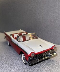 1957 FORD SKYLINER Convertible Red (used).5 heic