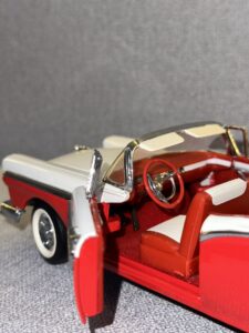 1957 FORD SKYLINER Convertible Red (used).6 HEIC